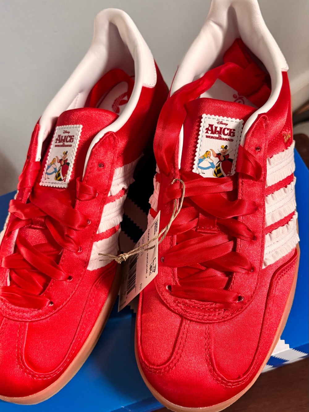 ✨ Disney x Adidas Alice in Wonderland Red Satin Sneakers Sz 7 ✨ - Picture 7 of 11